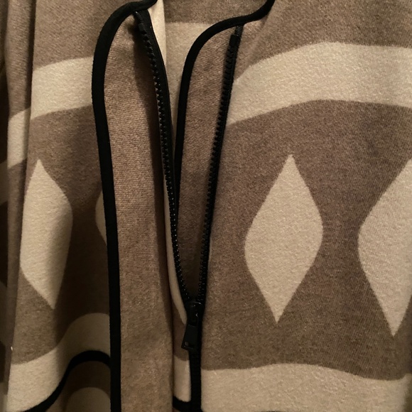 NEW - ZARA poncho with Zippers - Picture 3 of 5